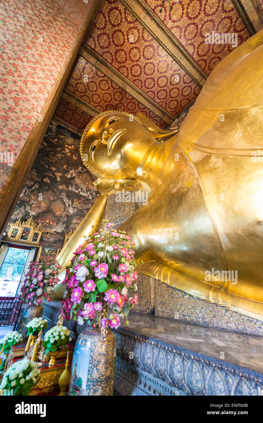 Buda reclinado, Wat Po, en Bangkok, Tailandia Foto de stock