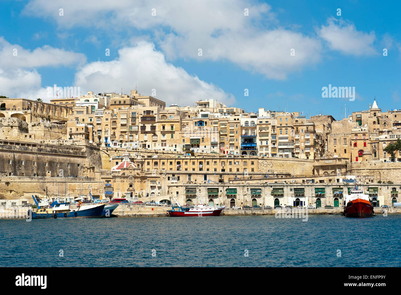 Vista de las casas anidado en el centro histórico, Valletta, Malta Foto de stock