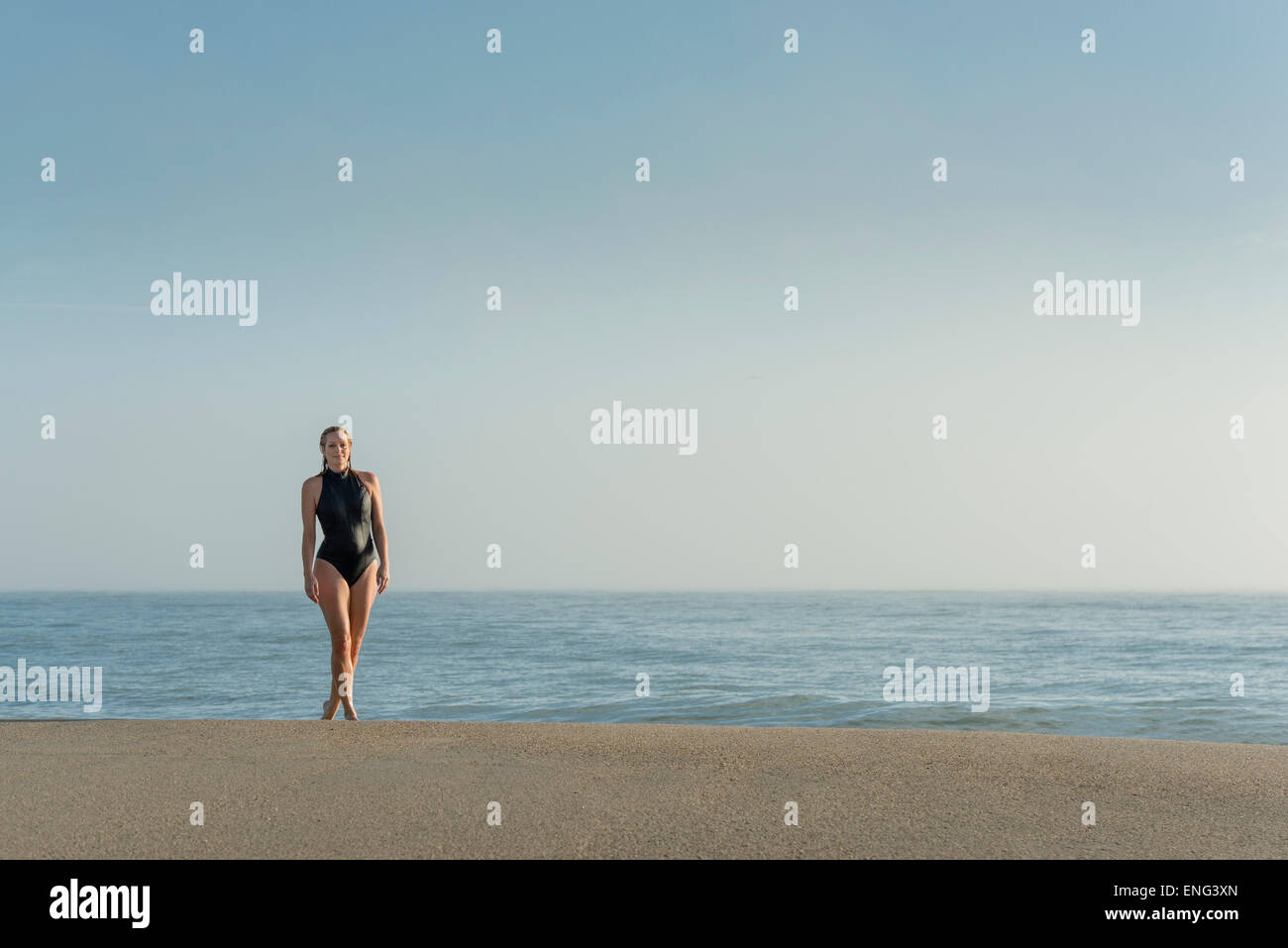 Mujer caucásica vistiendo el traje de baño en la playa Foto de stock