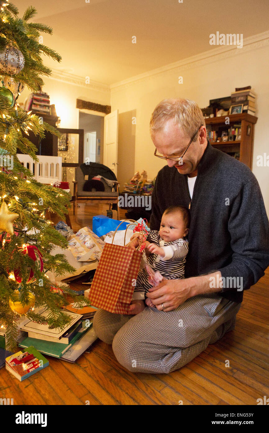 Padre e hijo abriendo regalos de Navidad Foto de stock