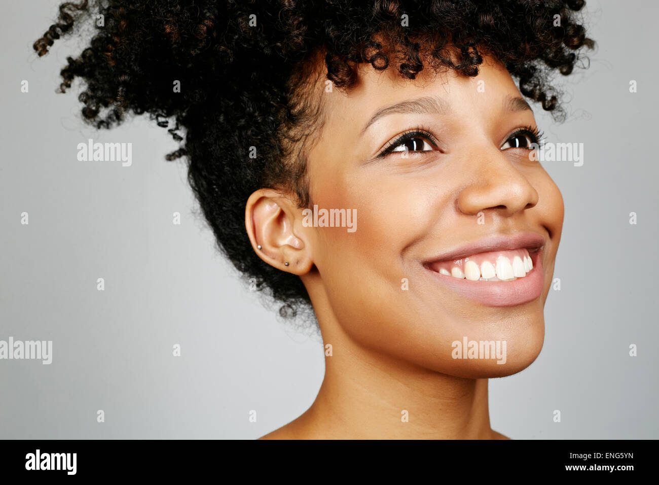 Primer plano del rostro sonriente de raza mixta mujer Foto de stock