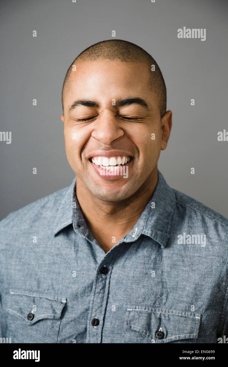 Primer plano del rostro sonriente de raza mixta hombre Foto de stock