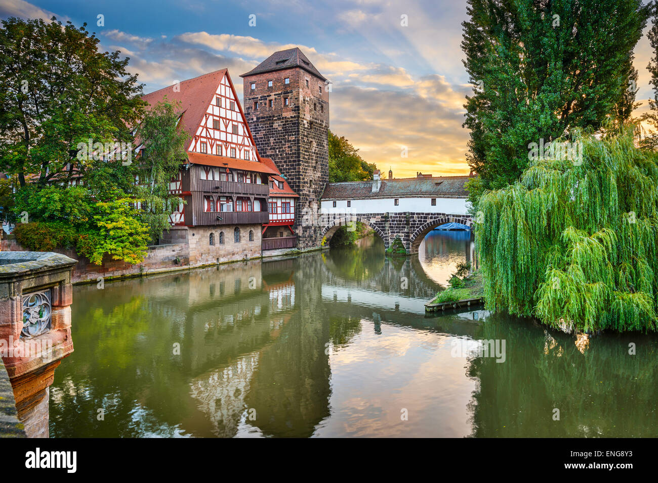 Ahorcado en Nuremberg, Alemania, el puente sobre el río Pegnitz. Foto de stock