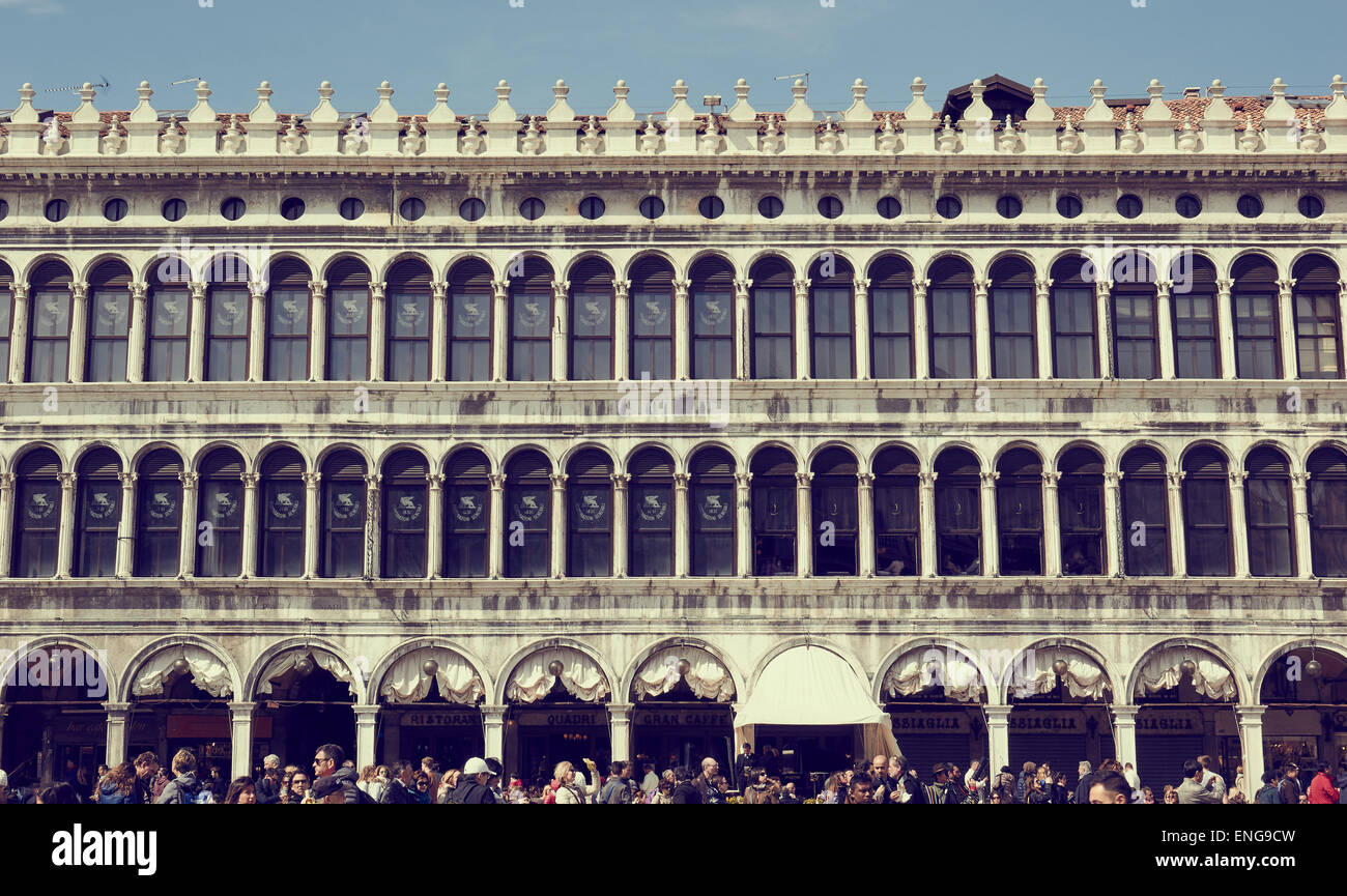 Las masas de turistas en la Piazza San Marco, en el Domingo de Pascua Venecia Veneto Italia Europa Foto de stock