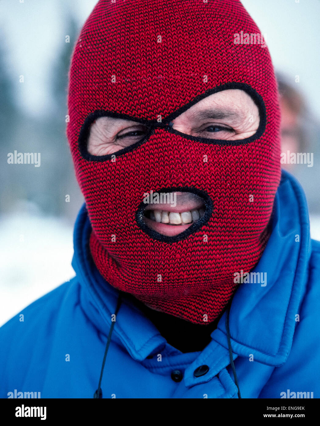Un tejido rojo y negro pasamontañas cubre y calienta la cabeza y el de un que está un invierno visita a Wyoming, Estados Unidos Fotografía de stock - Alamy