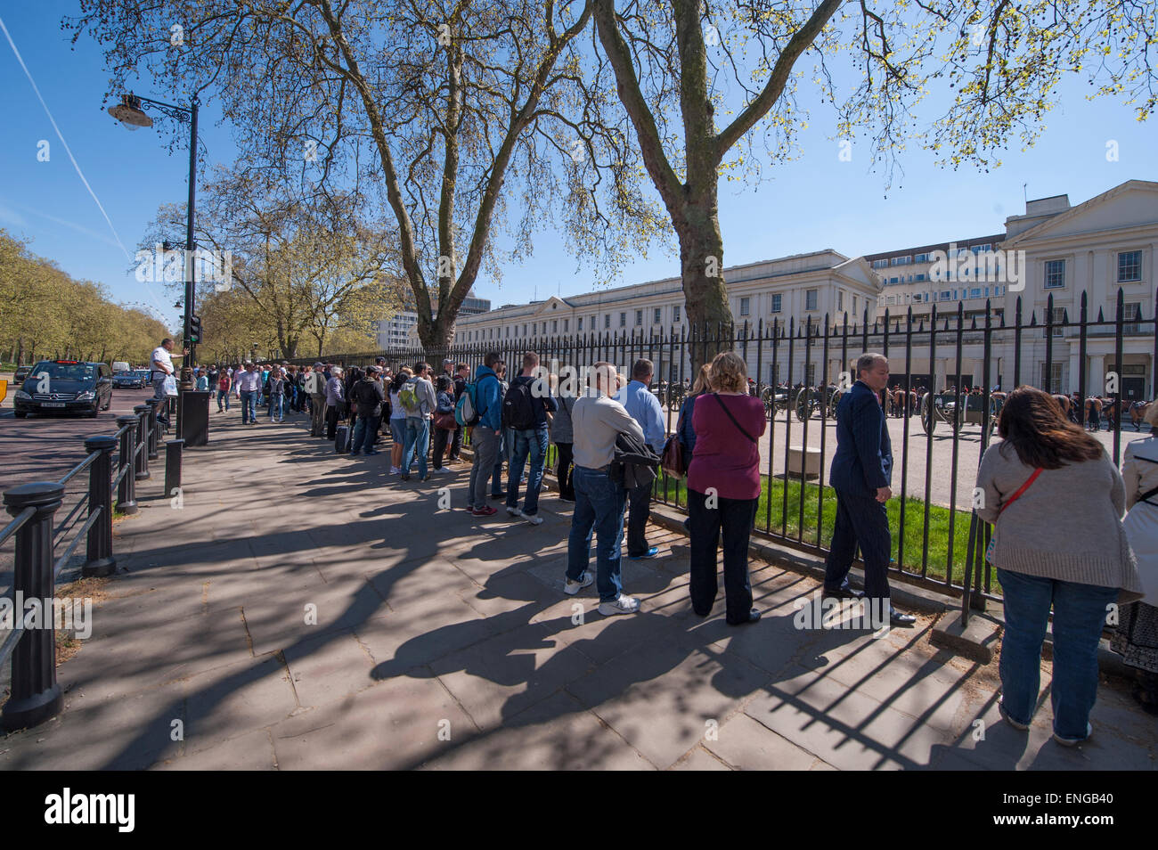 Los turistas en forma de jaula, caminar ver ensayando las tropas del cuartel de Wellington en el centro de Londres Foto de stock