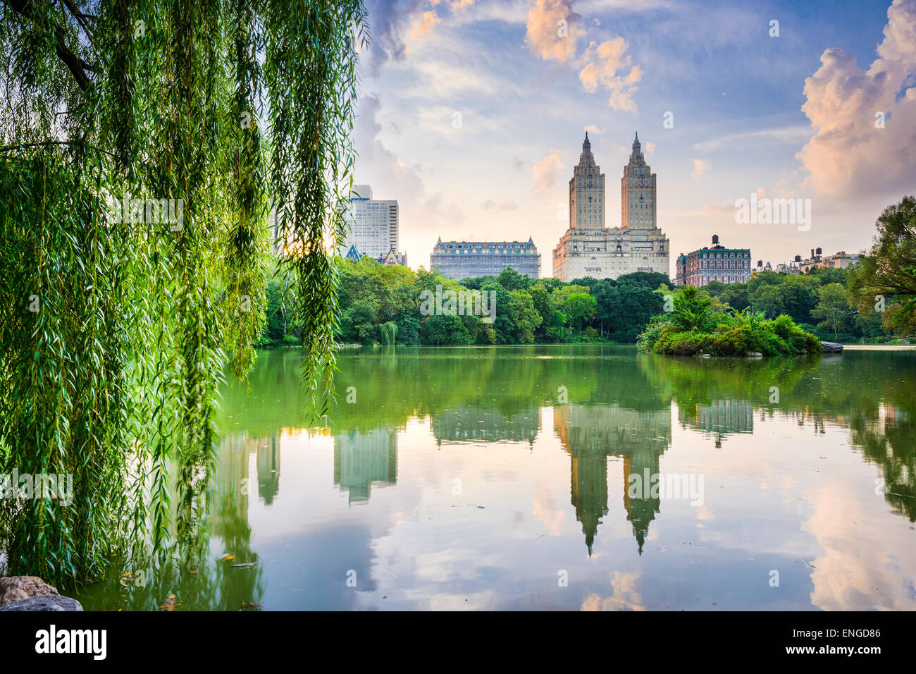 La Ciudad de Nueva York, EE.UU. en el Parque Central y el lago Upper West Side skyline. Foto de stock