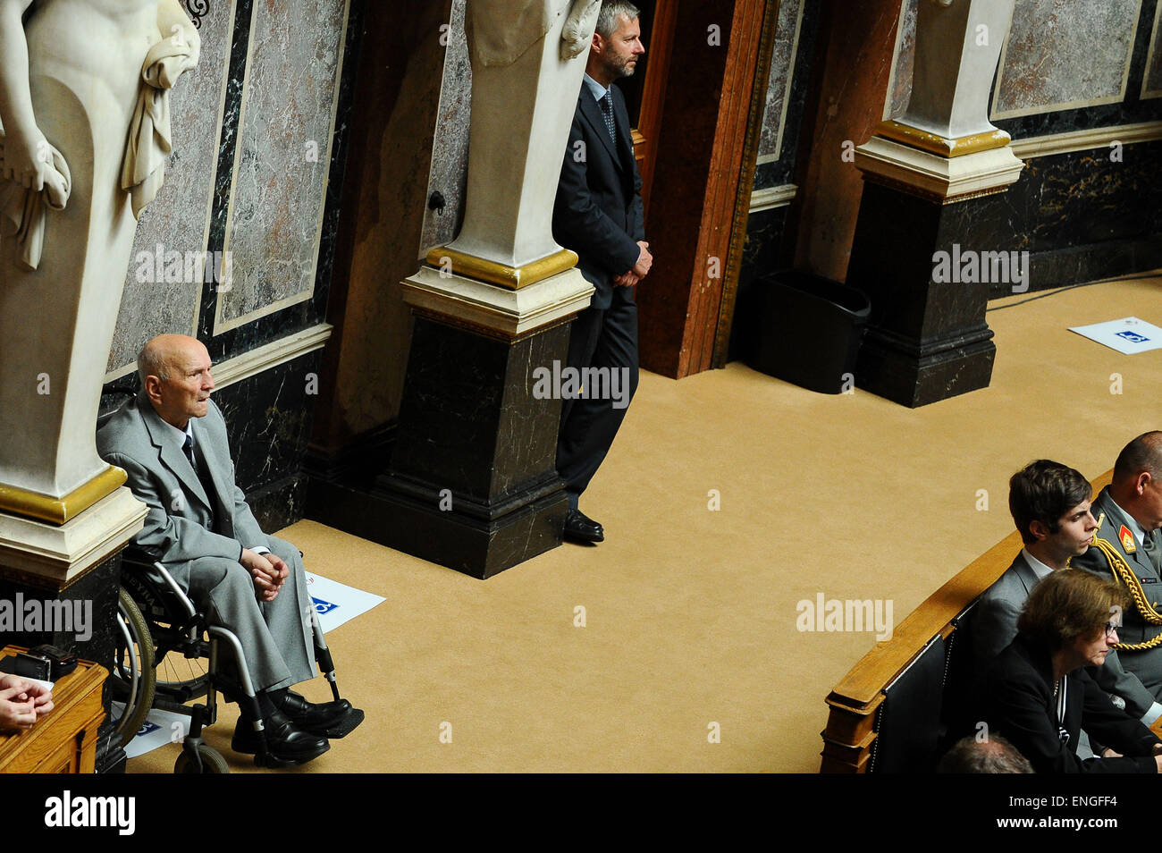 Viena, Austria. 5 de mayo de 2015. Un anciano en una silla de ruedas (L) asiste a la reunión de conmemoración del 70º aniversario de la liberación del campo de concentración de Mauthausen en el parlamento en Viena, Austria, el 5 de mayo de 2015. Crédito: Qian Yi/Xinhua/Alamy Live News Foto de stock