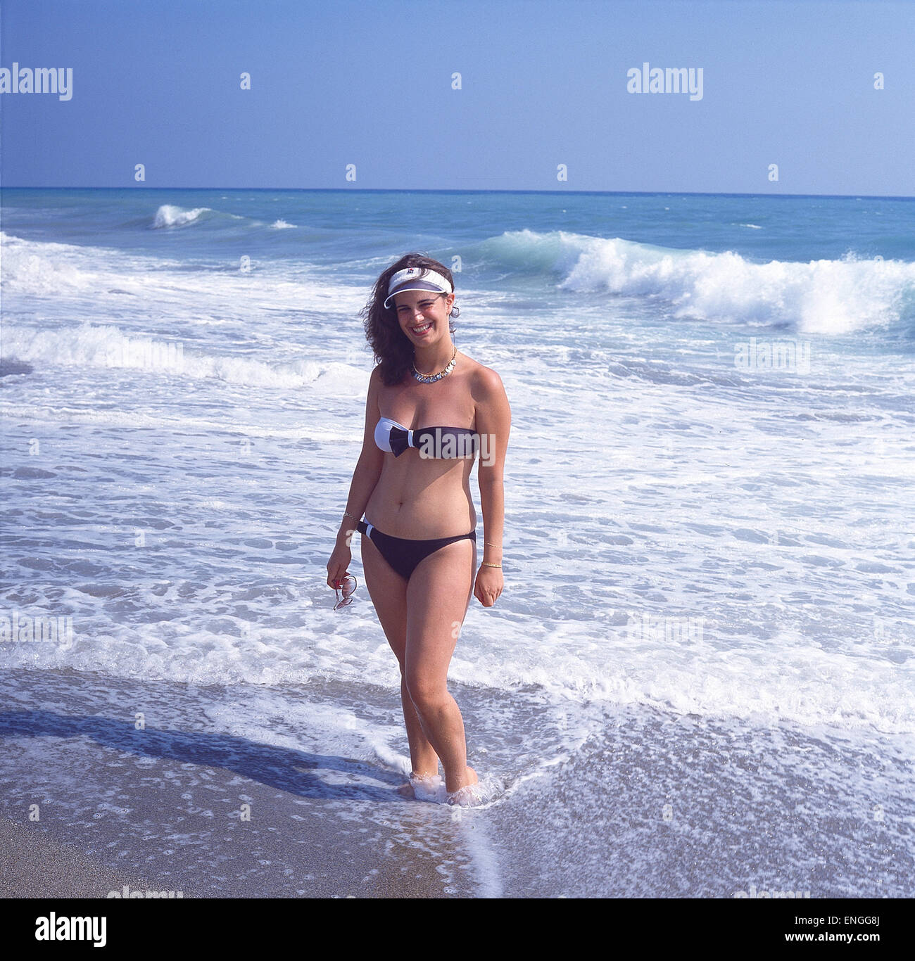 Türkei, Alanja, am Meer stehend Bikini-Mädchen Fotografía de stock - Alamy