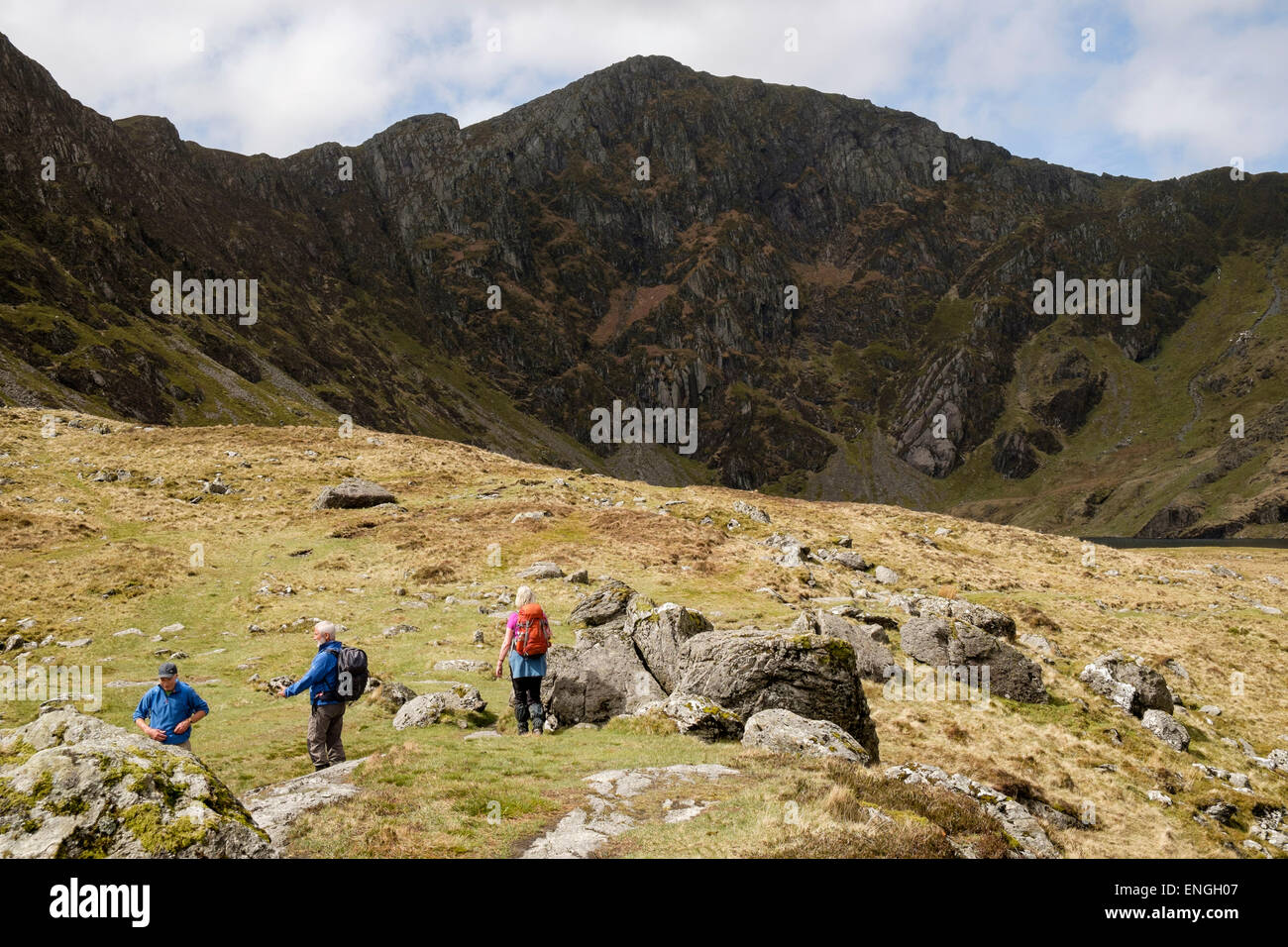Los excursionistas en Cwm glacial Cau en Cadair Idris macizo montañoso (CADER Idris) Reserva Natural Nacional El Parque Nacional de Snowdonia al norte de Gales, Reino Unido Gran Bretaña Foto de stock
