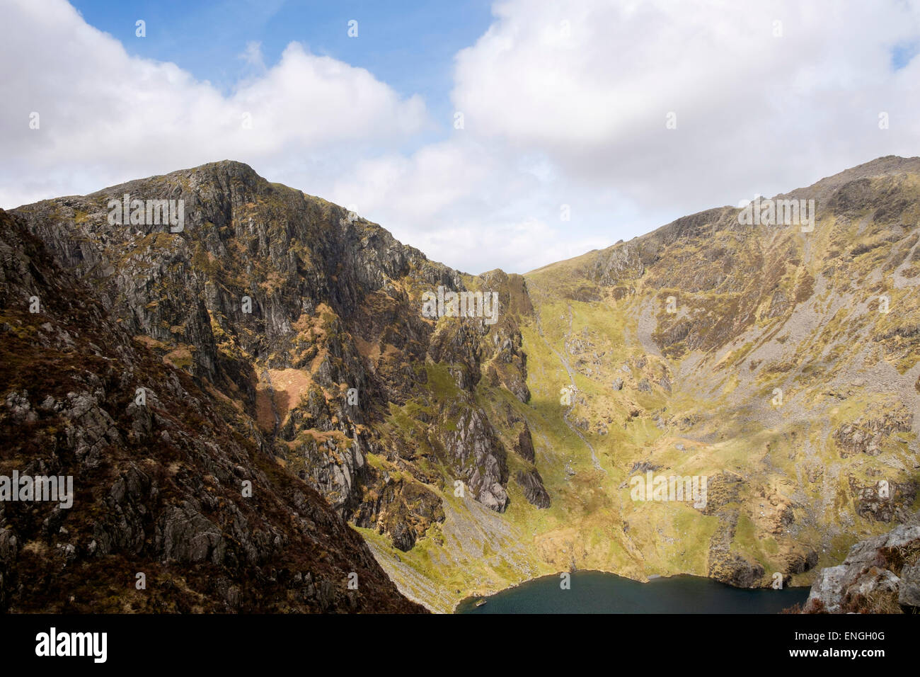 Alta vista a lago Llyn Cau en cwm debajo Penygadair cumbre de Cadair Idris (CADER Idris) en las montañas de Snowdonia Gales UK Foto de stock