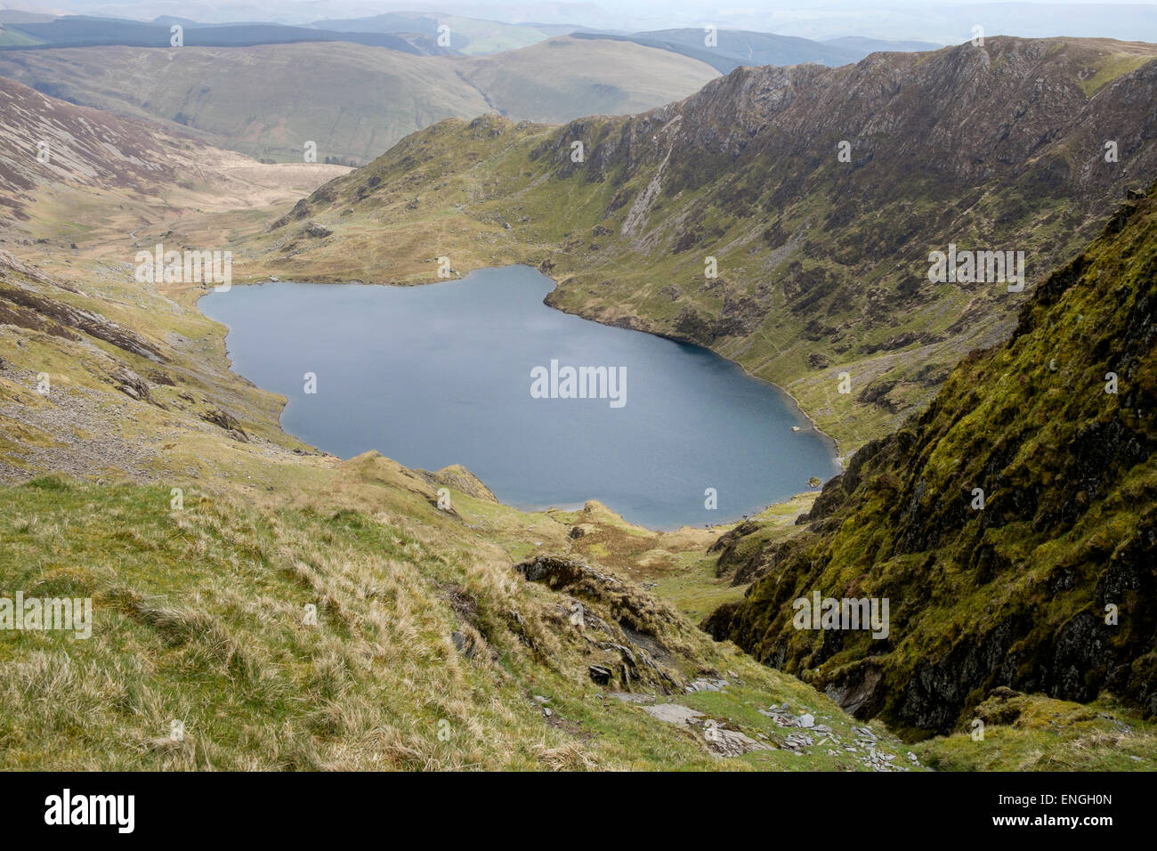 Vista hacia el lago glacial Llyn Cau en cwm debajo de Craig Cau en Cadair Idris (CADER Idris) en las montañas del Parque Nacional de Snowdonia Gales Reino Unido Gran Bretaña Foto de stock