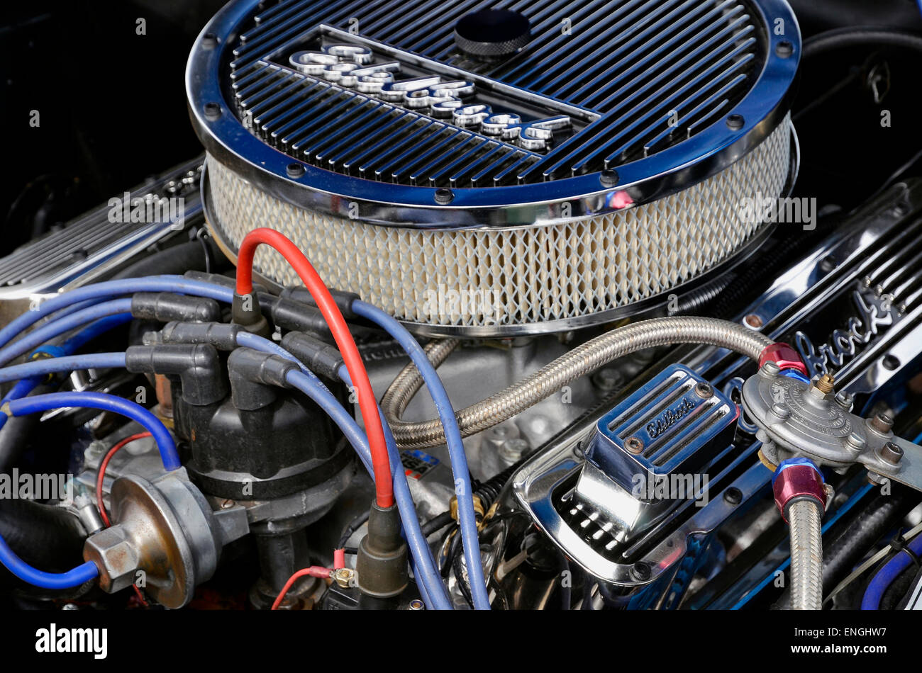 Potencia V8 - El motor de un coche norteamericano personalizados  fuertemente con la típica y filtro de aire Edelbrock bling Fotografía de  stock - Alamy