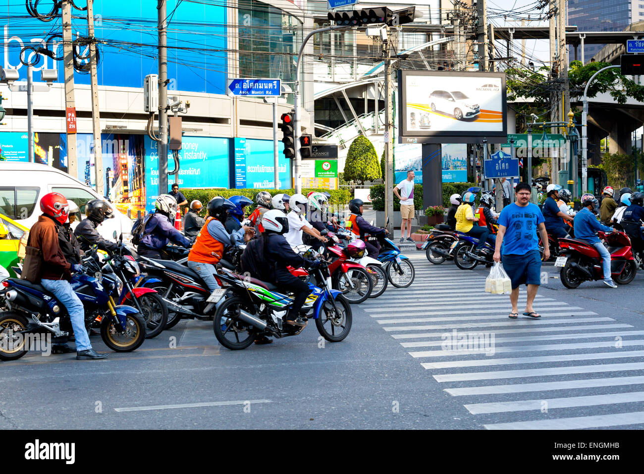 Motos esperando en un paso de cebra en Bangkok, Tailandia Foto de stock