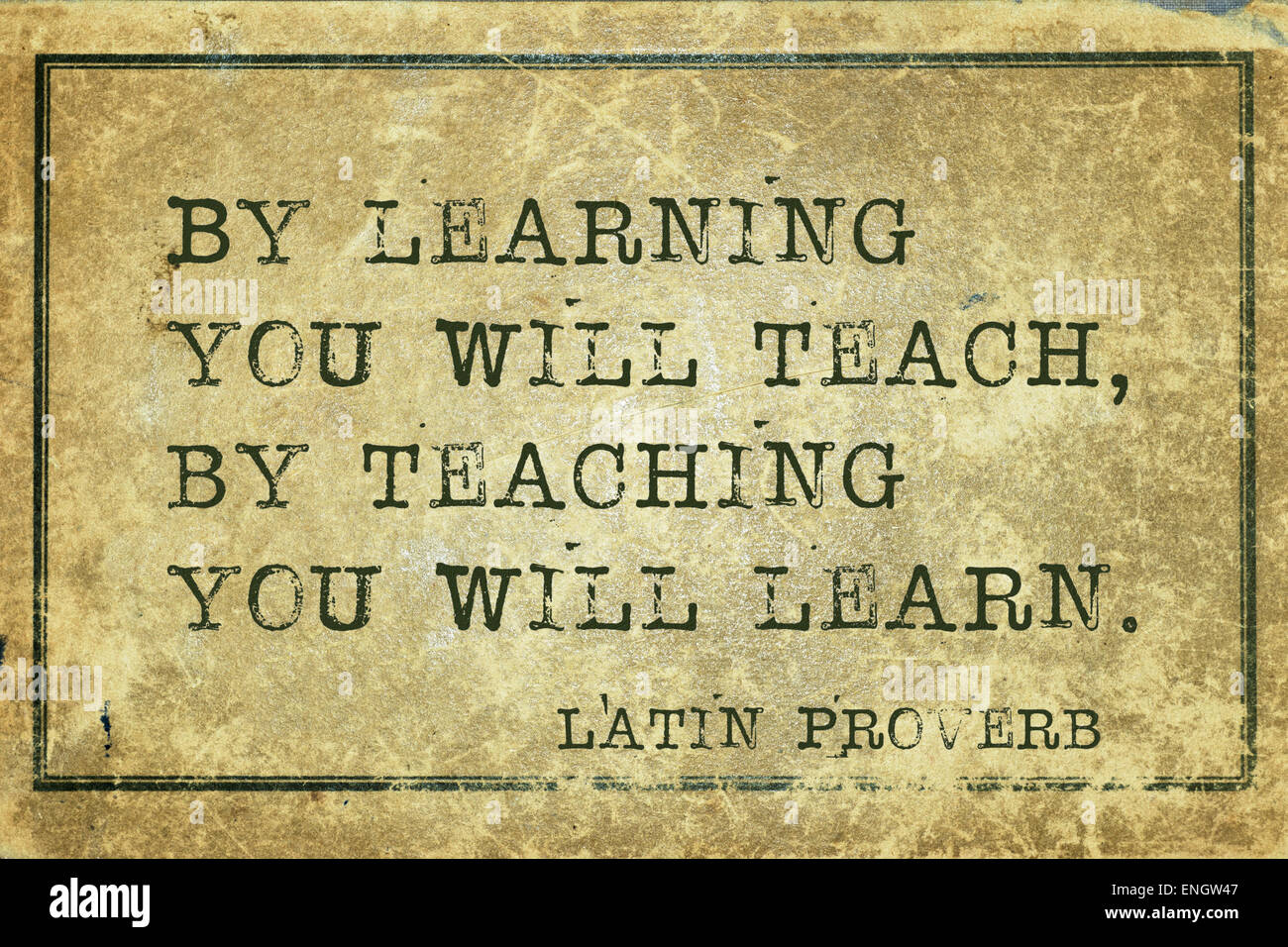 Mediante el aprendizaje que va a enseñar, enseñando aprenderás - antiguo proverbio latino impreso en cartón vintage grunge Foto de stock