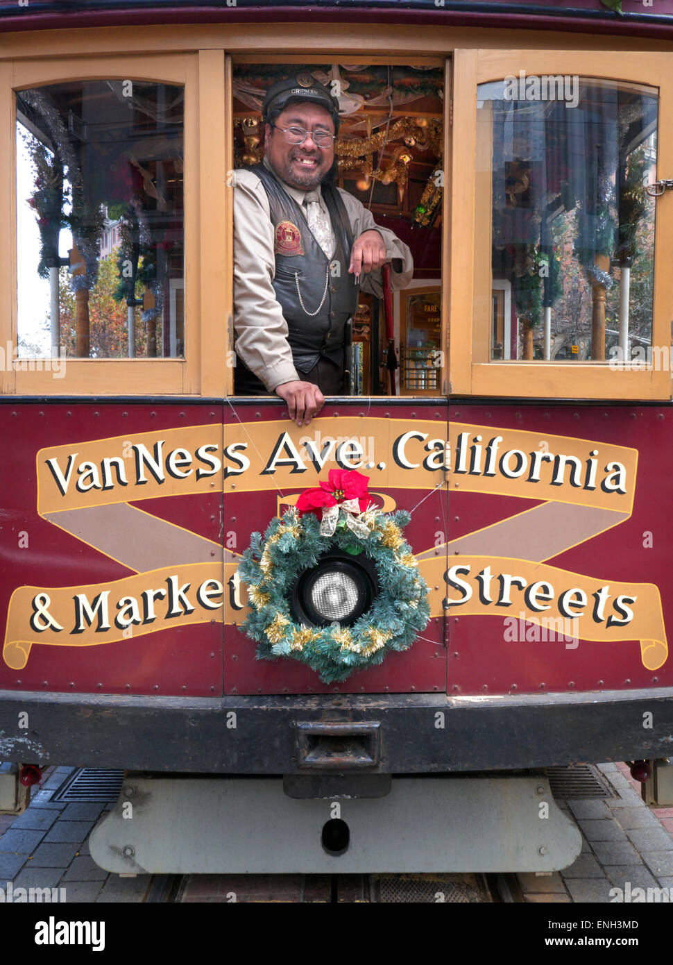 El Tranvía de San Francisco 'agarrar' el operador plantea al festivo ventana tranvía Market Street terminus en Navidad San Francisco California EE.UU. Foto de stock