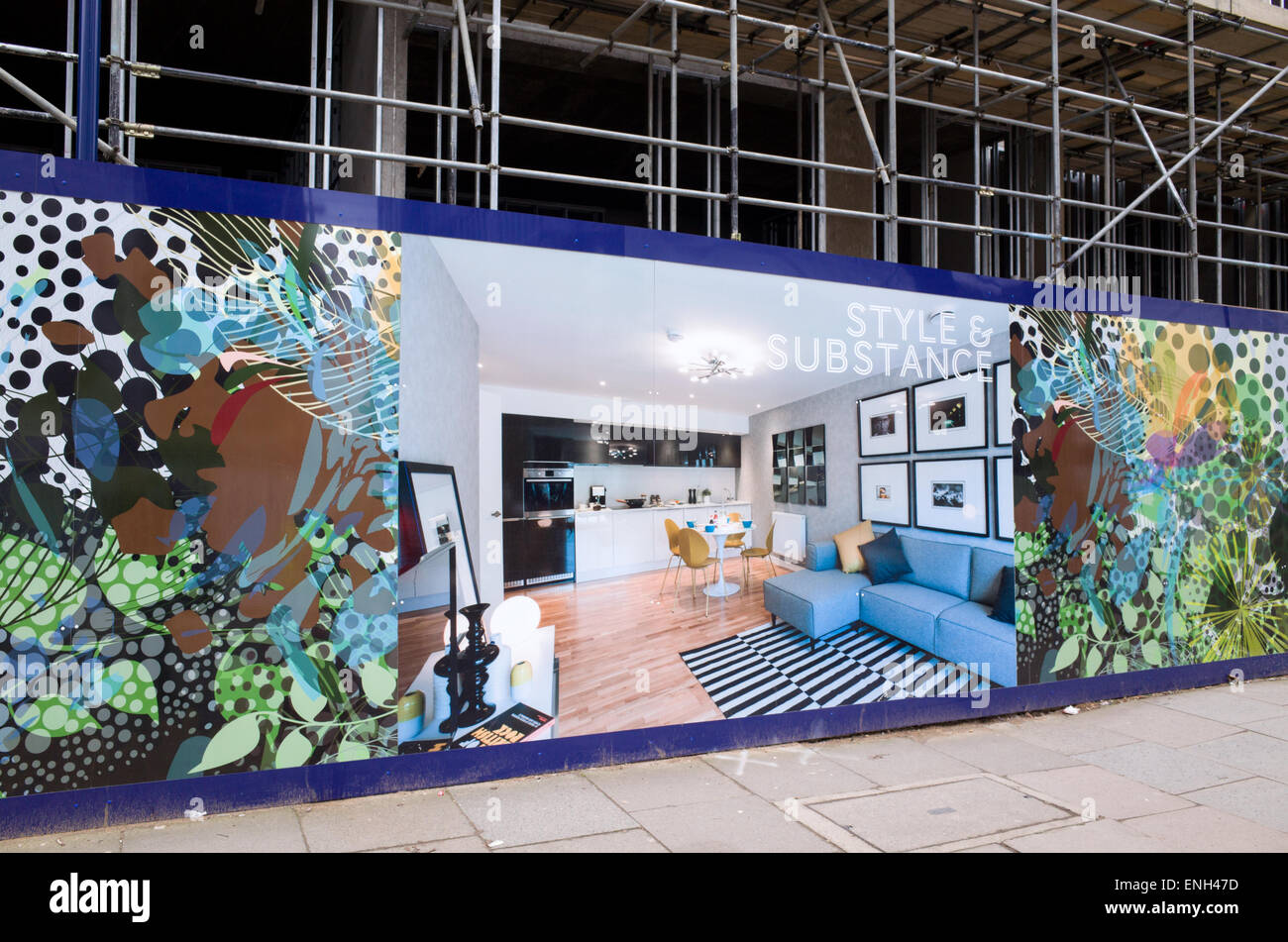 CGI de un nuevo desarrollo de la vivienda en placas de panel que rodea el sitio de construcción, Londres, Inglaterra, Reino Unido. Foto de stock