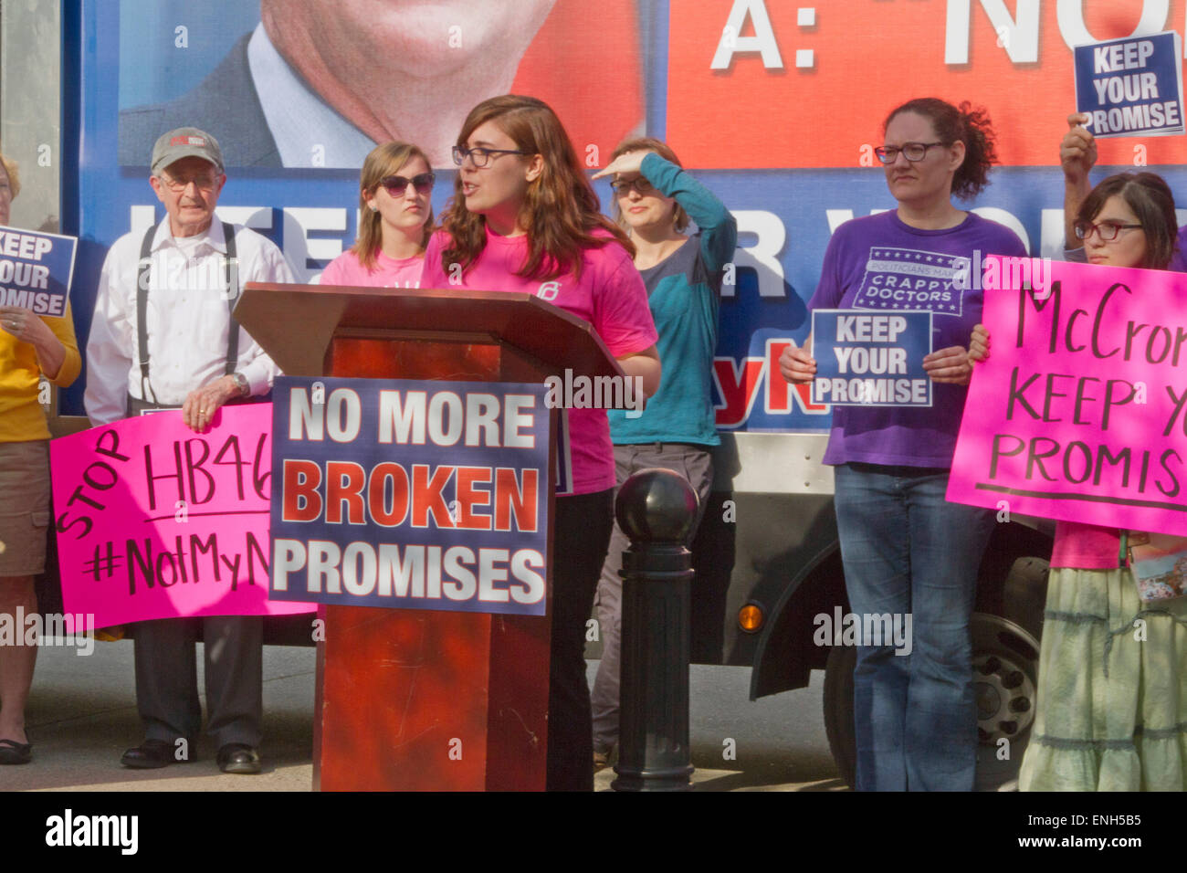 En Asheville, Carolina del Norte, EE.UU. - el 4 de mayo de 2015: Multitud de gente mantenga signos y demanda el gobernador McCrory de Carolina del Norte para mantener su promesa de no restringir el acceso al aborto en un mitin protestaban por ley de aborto Carolina del Norte #465, que requiere una mucho mayor tiempo de espera para las mujeres que buscan abortos el 4 de mayo de 2015 en el centro de Asheville, NC el aborto, los derechos, la protesta, el rally, en Asheville, Carolina del Norte, estado, política, legislación, el gobernador McCrory, los manifestantes, los signos, la demanda, la demostración, el Proyecto de Ley 465, restricciones de acceso, la promesa, el período de espera, en el centro de la ciudad, la política, el gobierno, los hombres, w Foto de stock