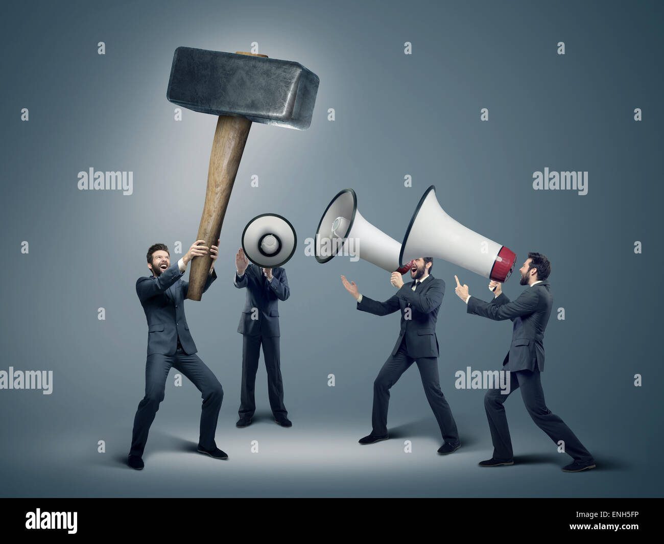 Muchos empresarios con enormes altavoces Foto de stock