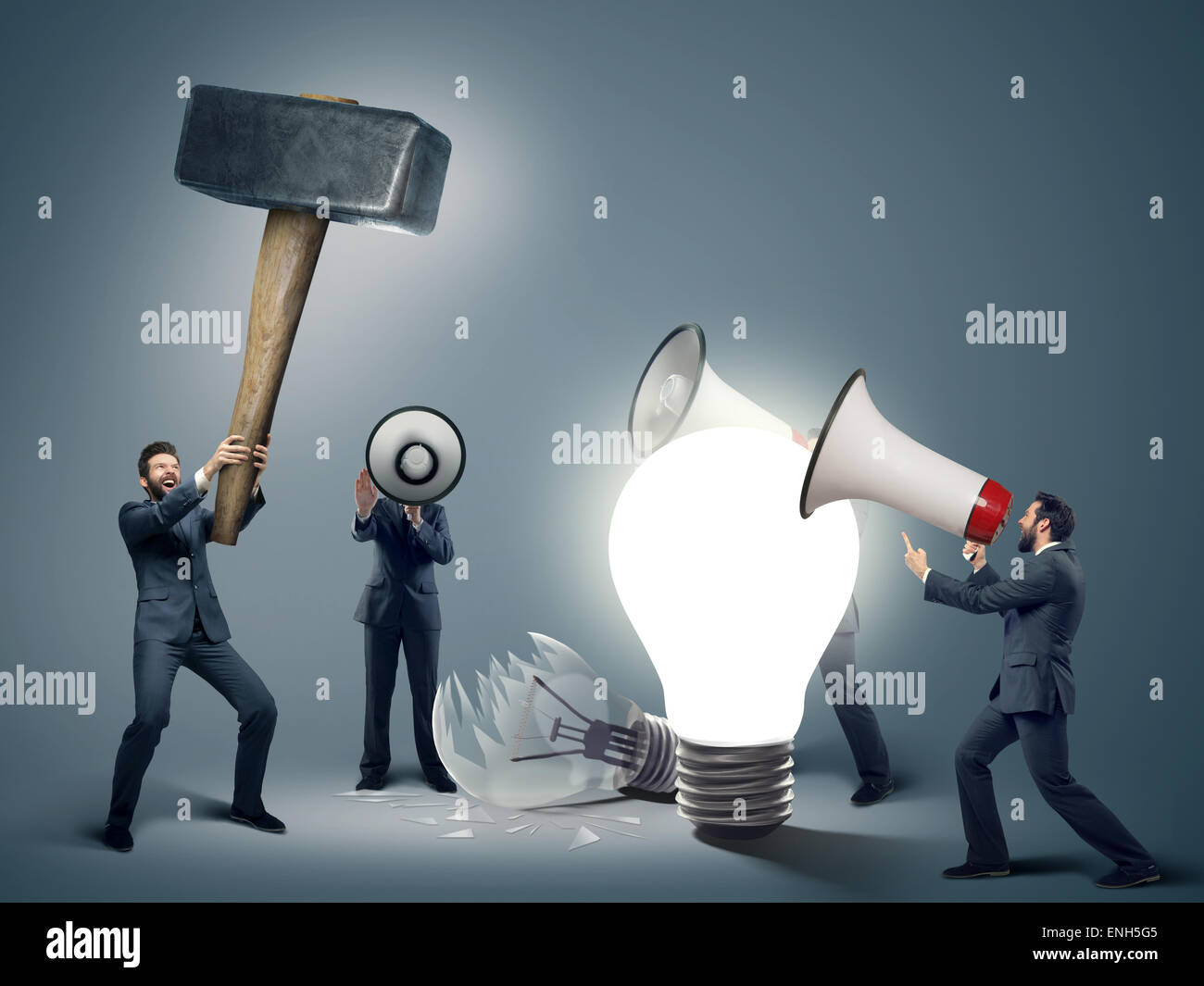 Imagen conceptual de empresarios inteligentes con símbolos de finanzas Foto de stock