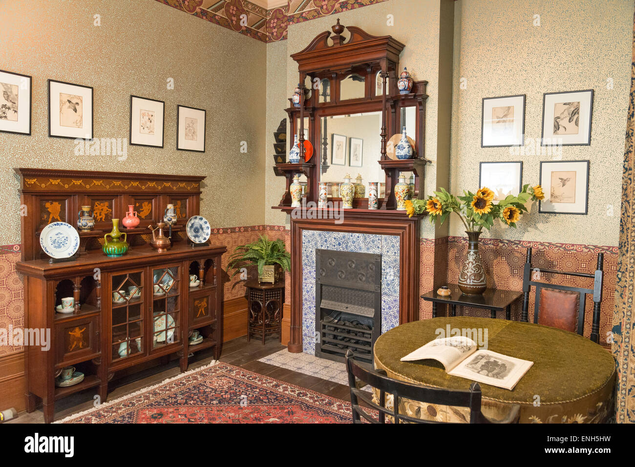 Interiores domésticos a partir de 1890 en el Museo Geffrye, Shoreditch, Londres, Inglaterra, Reino Unido. Foto de stock