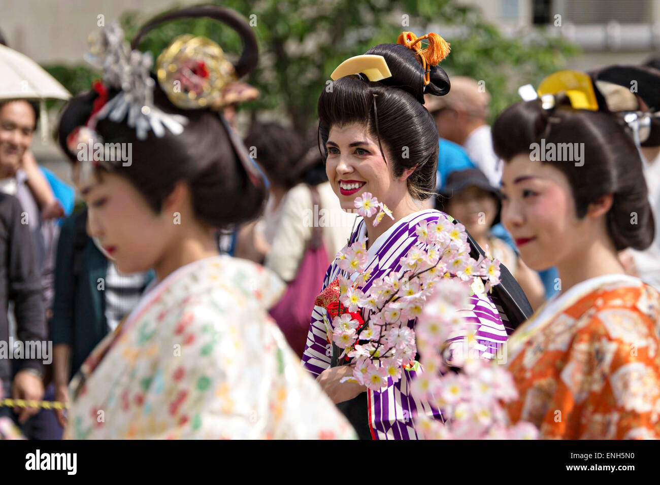 Las mujeres japonesas vestidas con trajes de época tradicional tomar parte en una procesión que recrea el retorno de los daimyo y su séquito desde la capital de Japón durante el Festival Anual de puente Kintai kyo Abril 29, 2015 en Iwakuni, Yamaguchi, Japón. Foto de stock