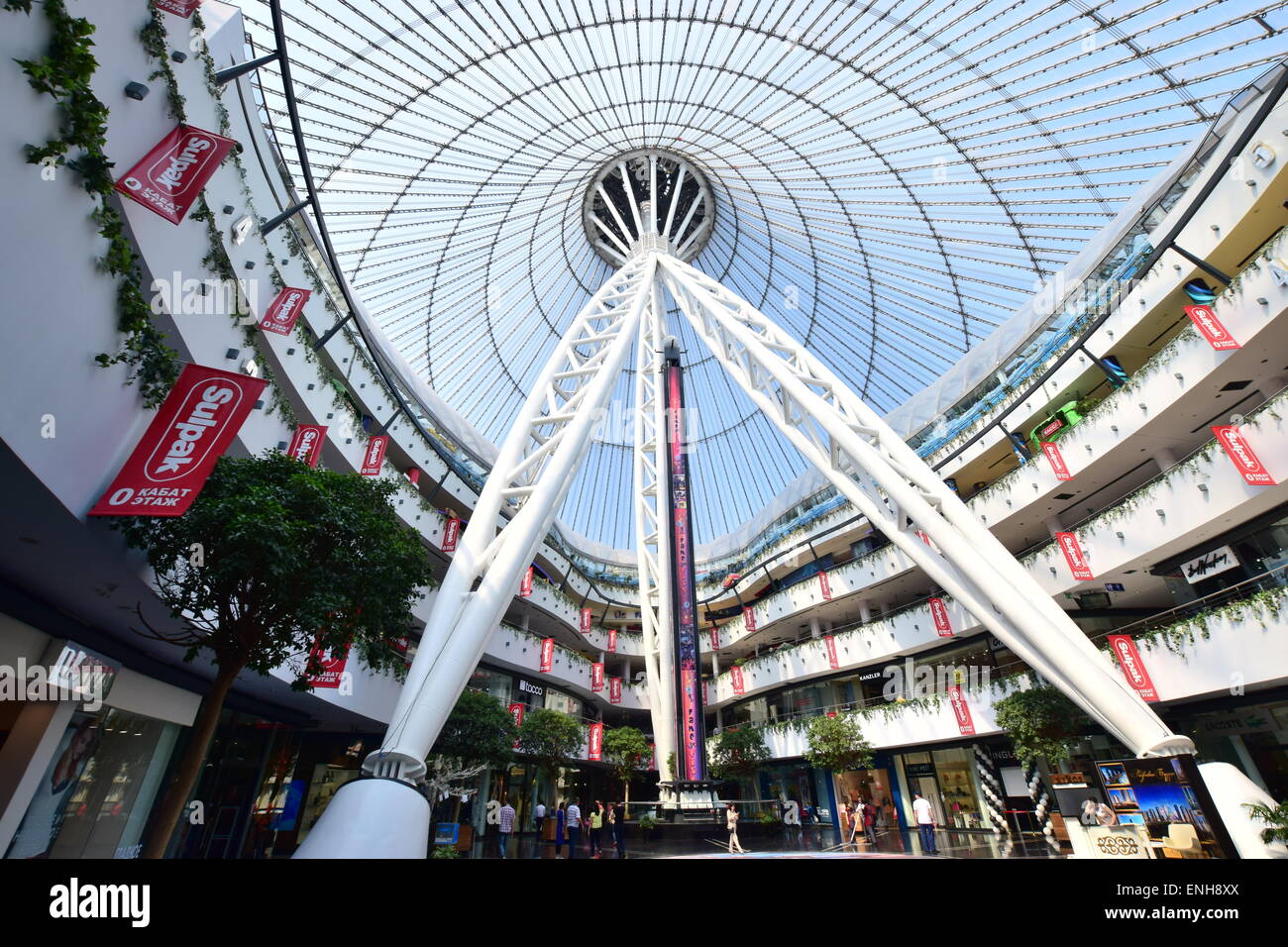 Una vista dentro del khan shatyr centro de compras y entretenimiento en Astana, Kazajstán, diseñadas por Norman Foster. Foto de stock