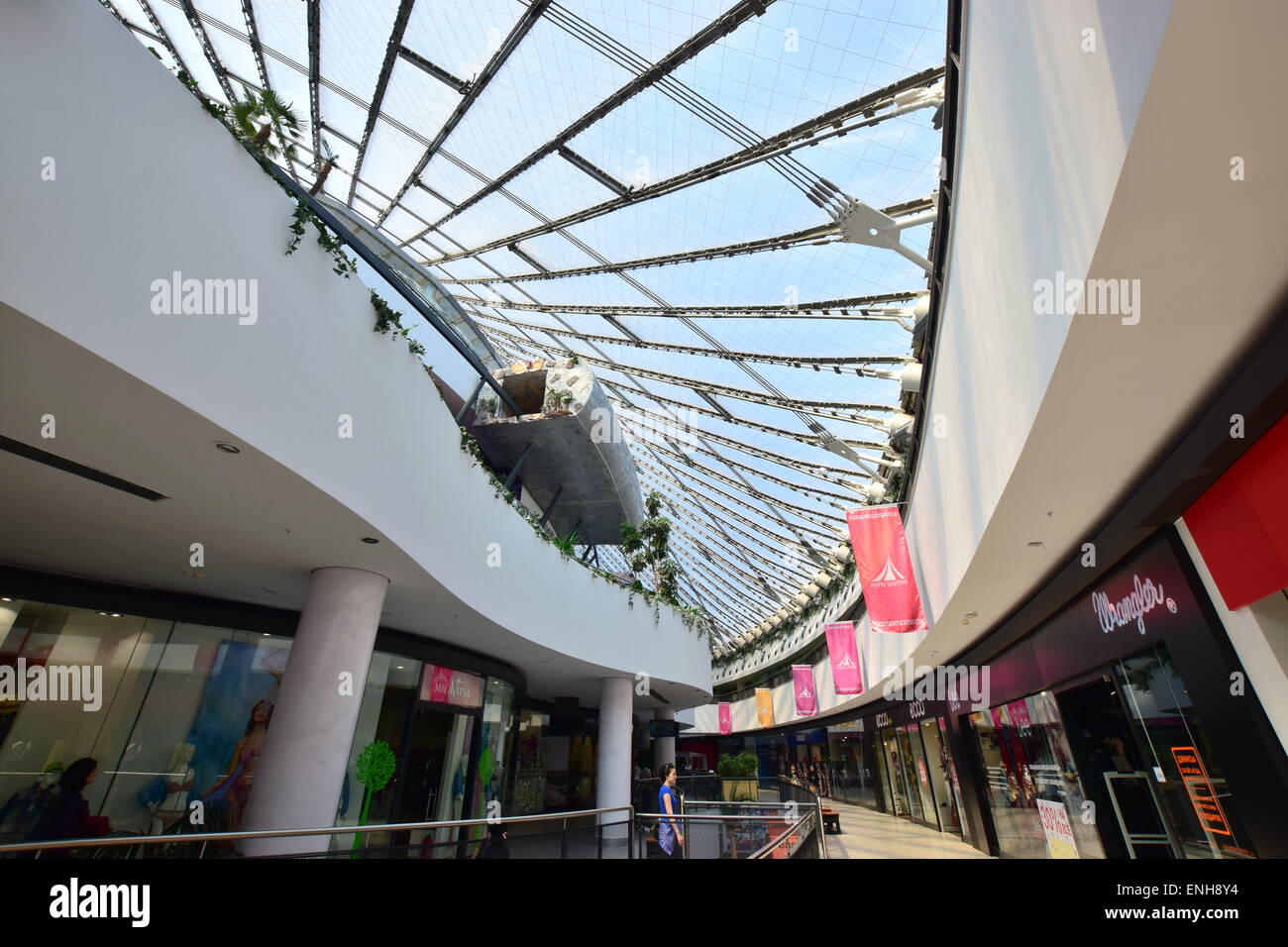 Una vista dentro del khan shatyr centro de compras y entretenimiento en Astana, Kazajstán, diseñadas por Norman Foster. Foto de stock