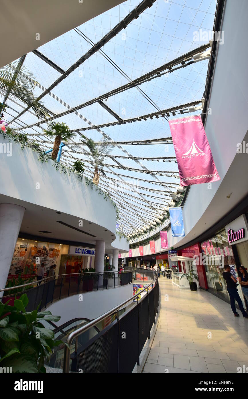 Una vista dentro del khan shatyr centro de compras y entretenimiento en Astana, Kazajstán, diseñadas por Norman Foster. Foto de stock