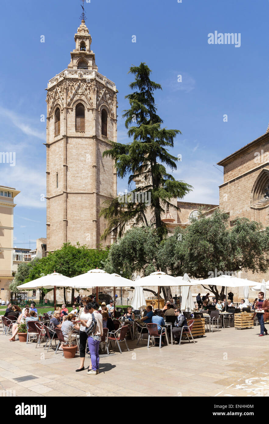 Cafeterías y turistas en frente de la Catedral, Valencia, España Foto de stock
