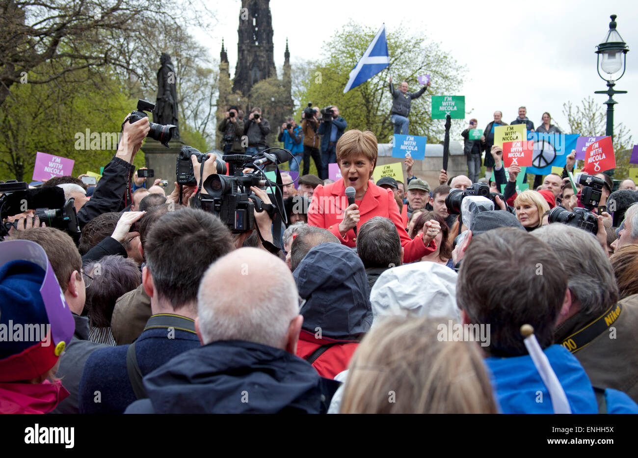 Líder del Partido de los bravos dreich clima escocés con partidarios de celebrar un evento de calado de la calle el montículo Edimburgo para hablar a los electores acerca de los SNP es alternativa a la austeridad, el día antes de la elección general. Foto de stock