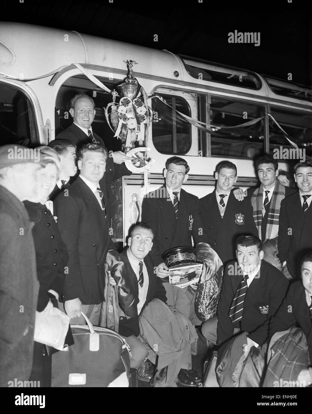 Alan Prescott celebra la Copa de la Liga de Rugby aloft como el St Helens team llega en el Ayuntamiento para una recepción cívica para celebrar su victoria 13-2 pver Halifax en la reciente final de la Copa de la Liga de Rugby celebrado en Wembley. El 2 de mayo de 1956 Foto de stock