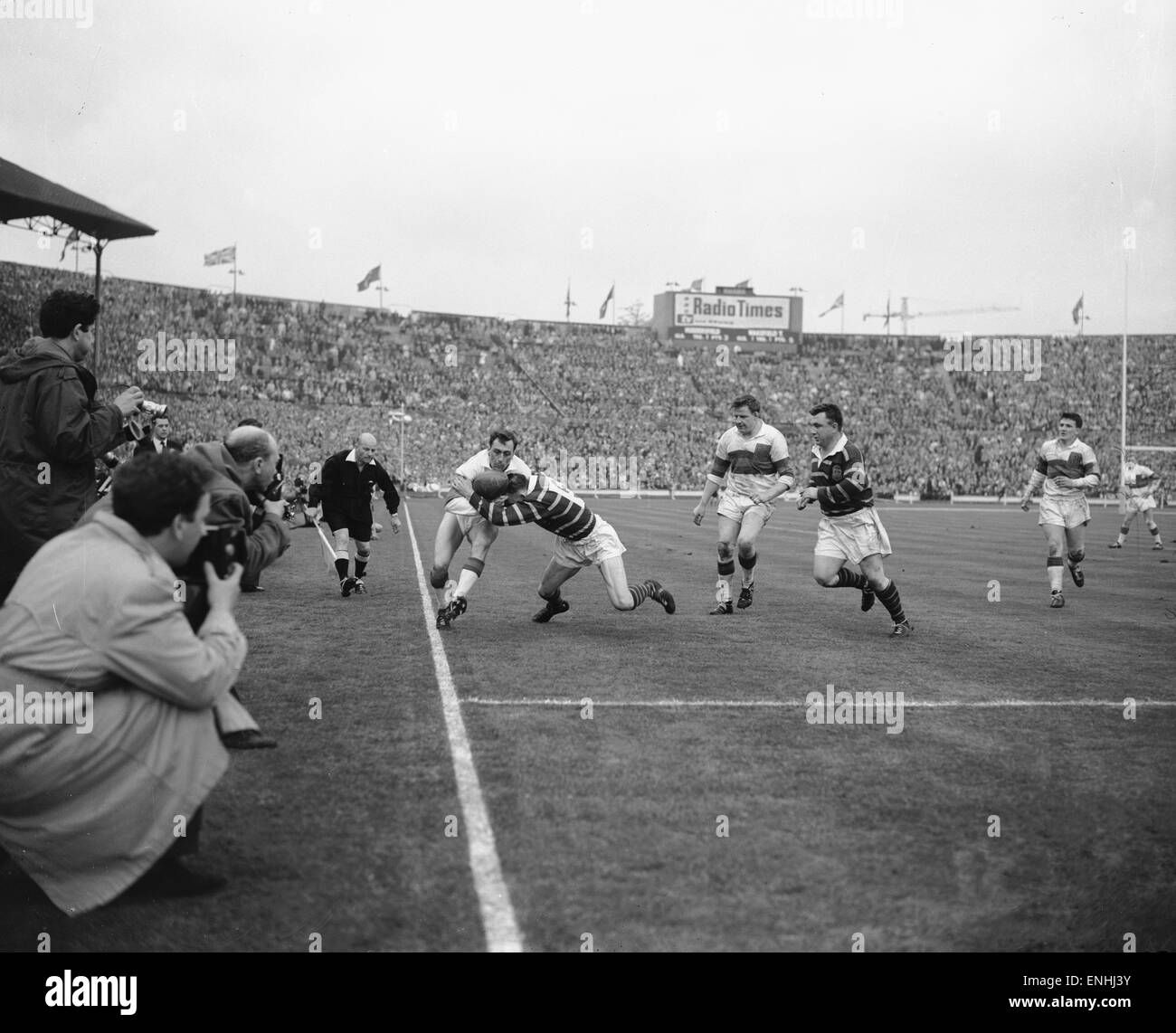 Defensa desesperado por Huddersfield impide Wakefield Trinity sumar un tercer intento en la final de la Copa de la Liga de Rugby en el estadio de Wembley el 12 de mayo de 1962 Foto de stock
