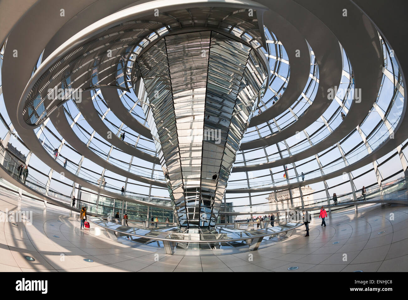 Interior de la cúpula, diseñada por Sir Norman Foster, Reichstag, el edificio del Parlamento alemán en Berlín, Alemania Foto de stock