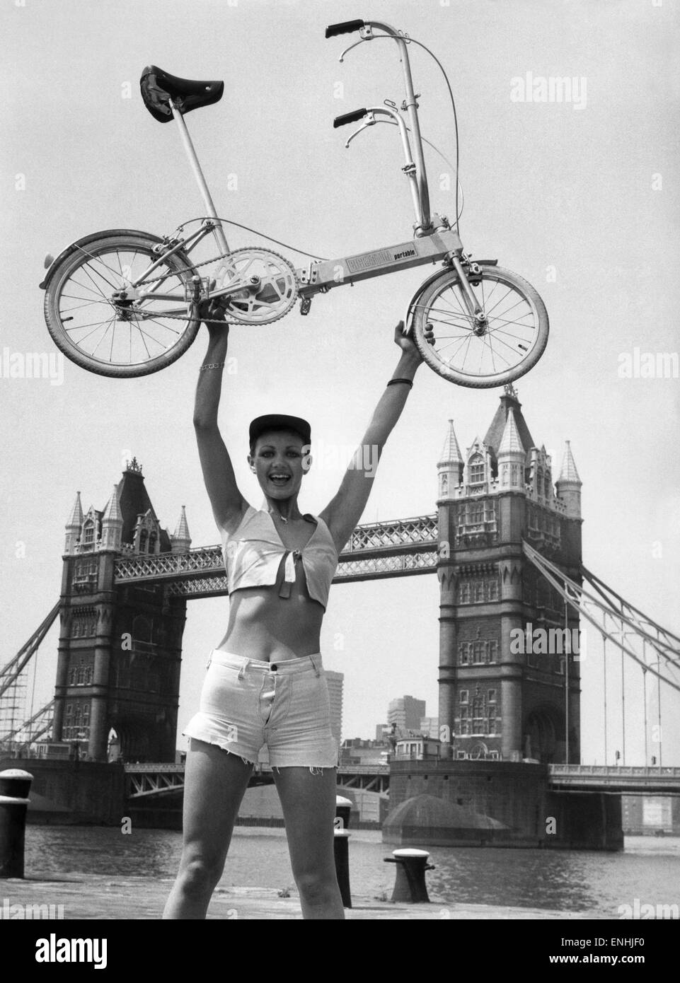 Se celebró una conferencia de prensa en el Hotel Tower hoy por Bickerton  bicicletas limitado a demostrar su bicicleta plegable. La mitad del peso de  otras bicicletas plegables, Bickerton se pliega en