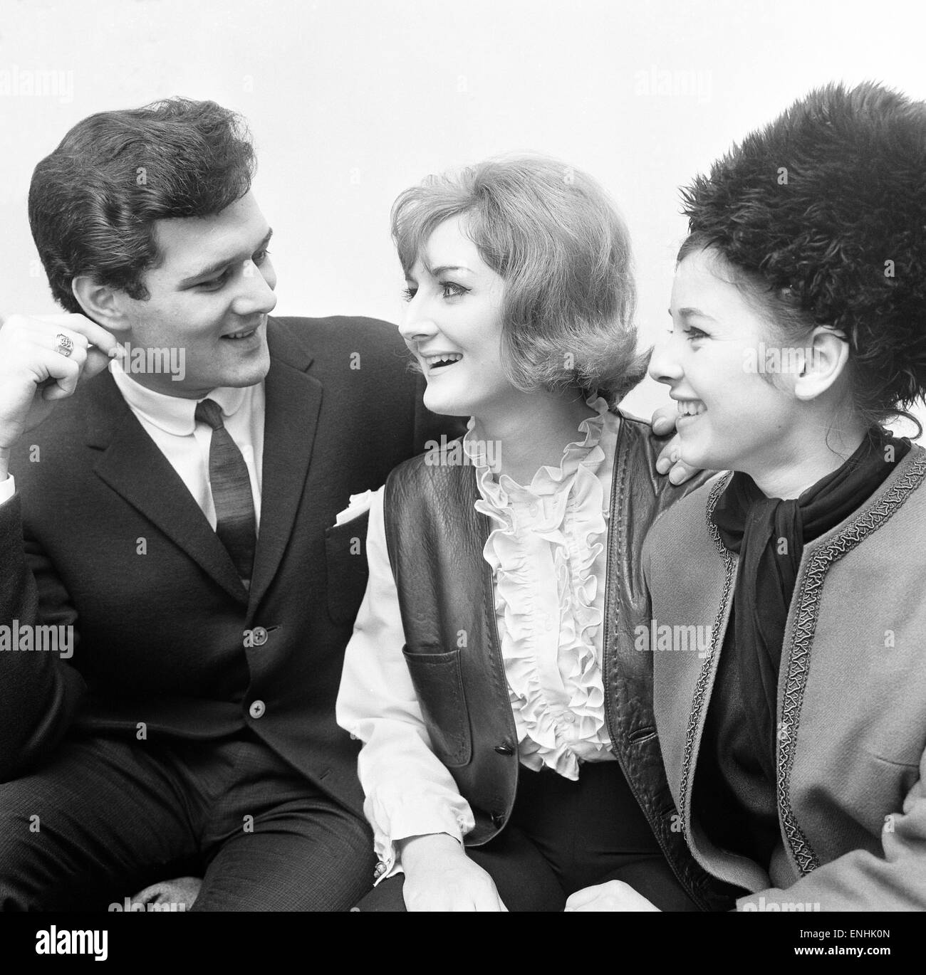 Eden Kane, cantante de pop británico, en la foto con el cantante y presentador de televisión, Polly Perkins (centro), el martes 28 de marzo de 1964. Foto de stock