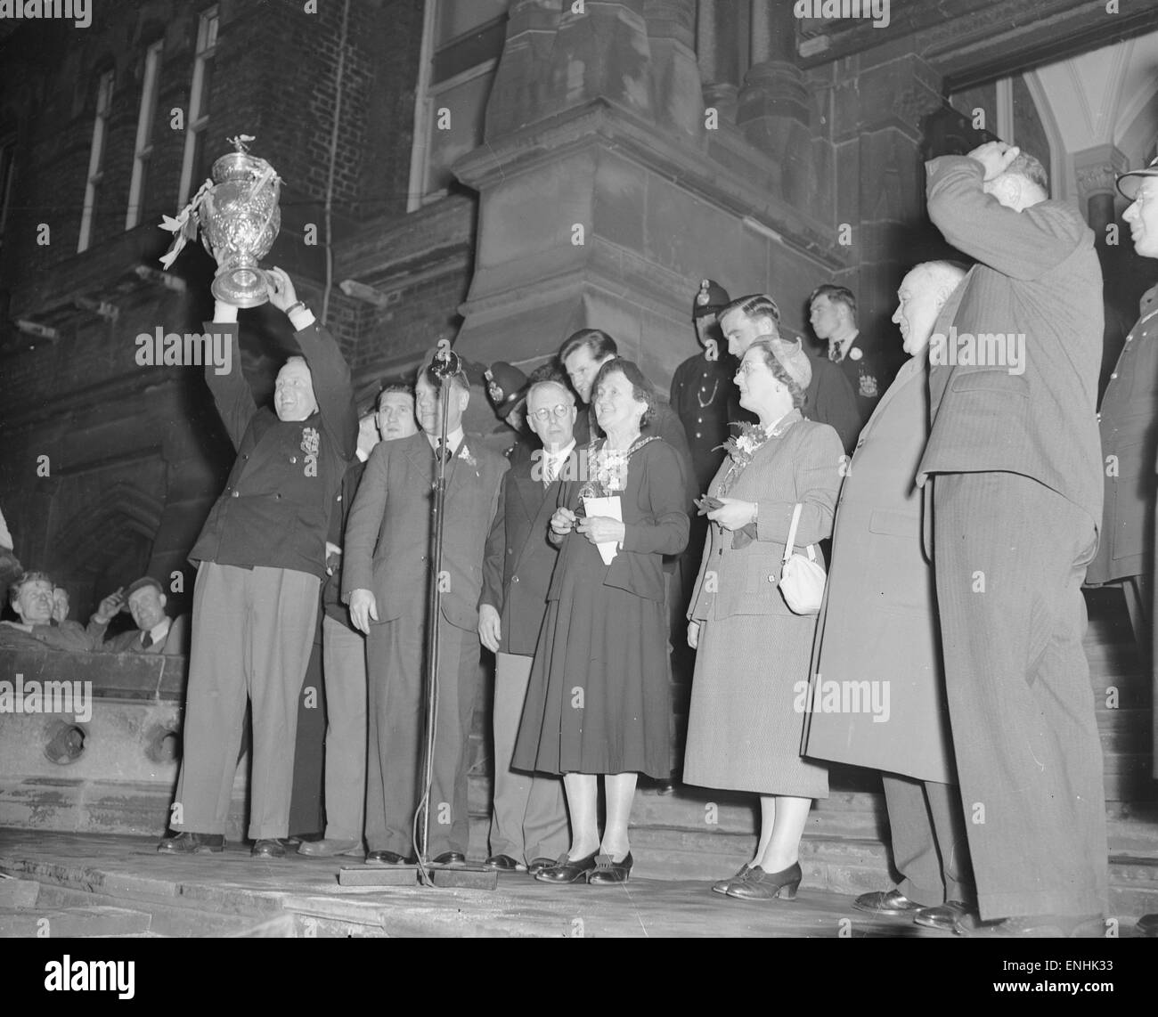 Alan Prescott celebra la Copa de la Liga de Rugby aloft como el St Helens team llega en el Ayuntamiento para una recepción cívica para celebrar su victoria 13-2 pver Halifax en la reciente final de la Copa de la Liga de Rugby celebrado en Wembley. El 2 de mayo de 1956 Foto de stock