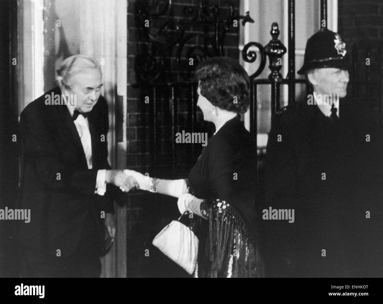 La Reina y el Príncipe Philip fueron invitados en la residencia oficial de los Primeros Ministros, Nº 10 de Downing Street. La ocasión fue una cena de despedida dada por el Primer Ministro Harold Wilson, que acababa de anunciar su retiro del cargo. Nuestra imagen muestra: el PRI Foto de stock