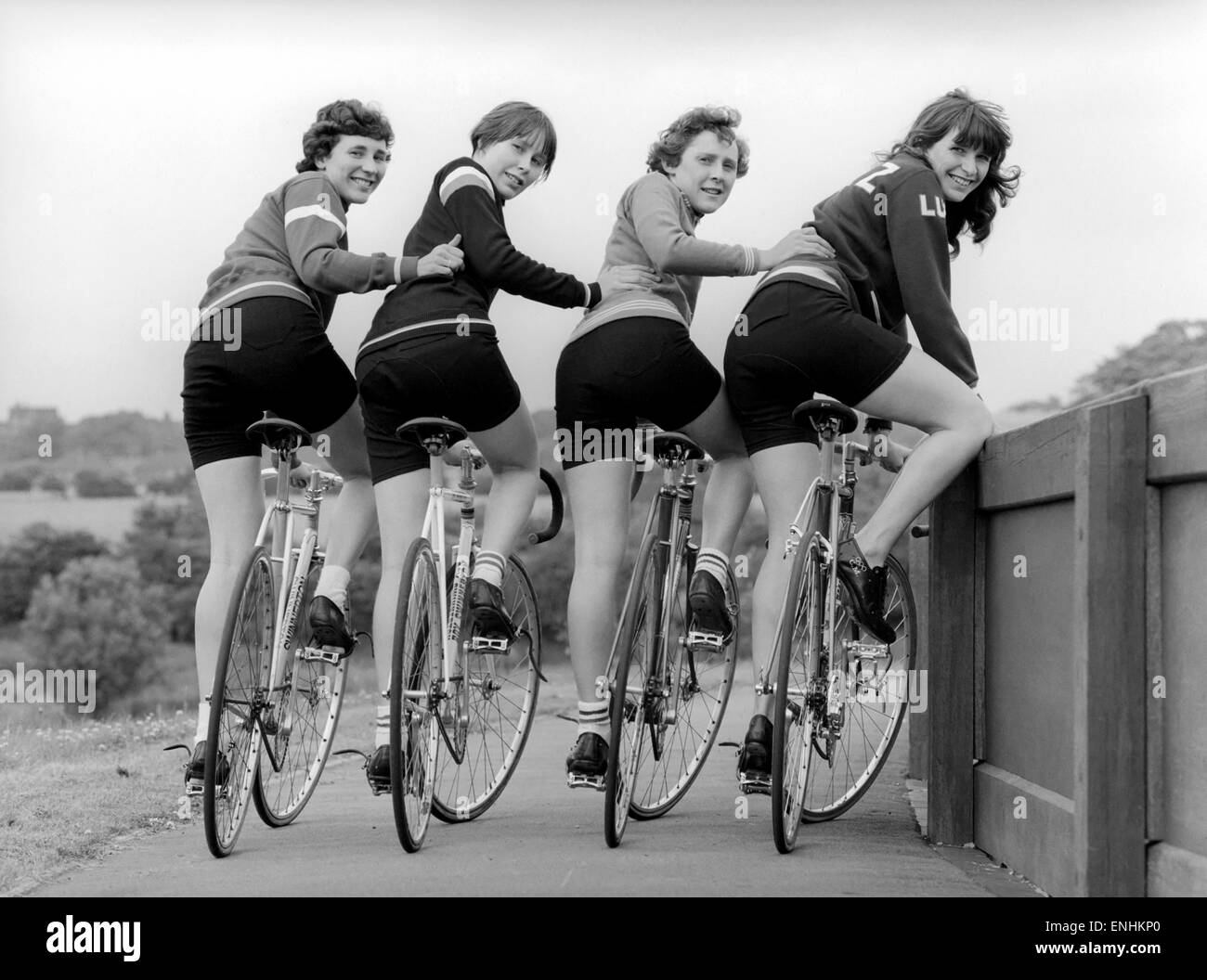 Chicas en bicicleta Imágenes de stock en blanco y negro - Alamy