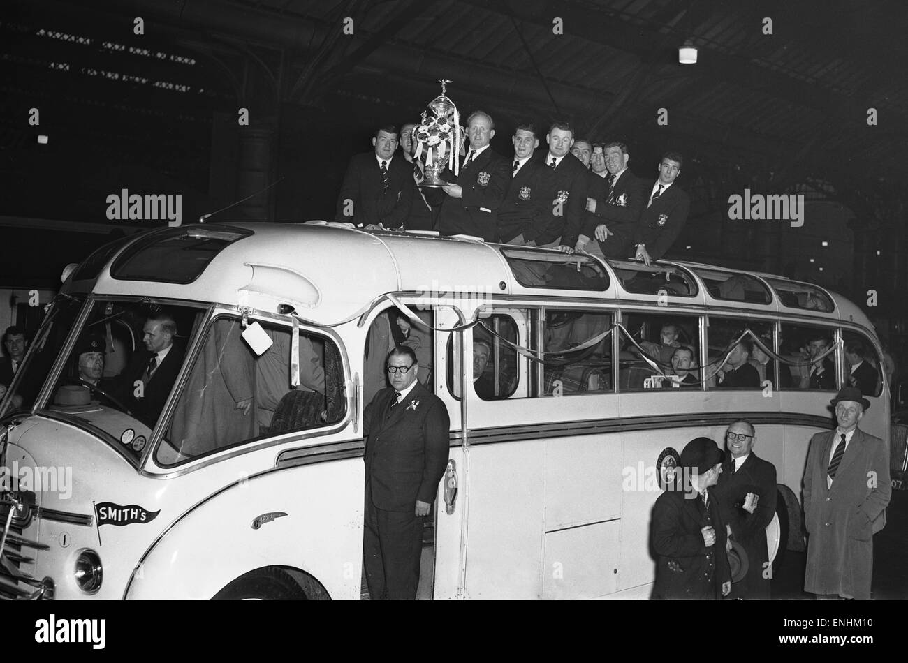 Alan Prescott celebra la Copa de la Liga de Rugby aloft como el St Helens team llega en el Ayuntamiento para una recepción cívica para celebrar su victoria 13-2 pver Halifax en la reciente final de la Copa de la Liga de Rugby celebrado en Wembley. El 2 de mayo de 1956 Foto de stock