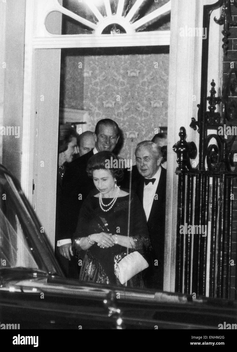 La Reina y el Príncipe Philip fueron invitados en la residencia oficial de los Primeros Ministros, Nº 10 de Downing Street. La ocasión fue una cena de despedida dada por el Primer Ministro Harold Wilson, que acababa de anunciar su retiro del cargo. Nuestra imagen muestra: el PRI Foto de stock