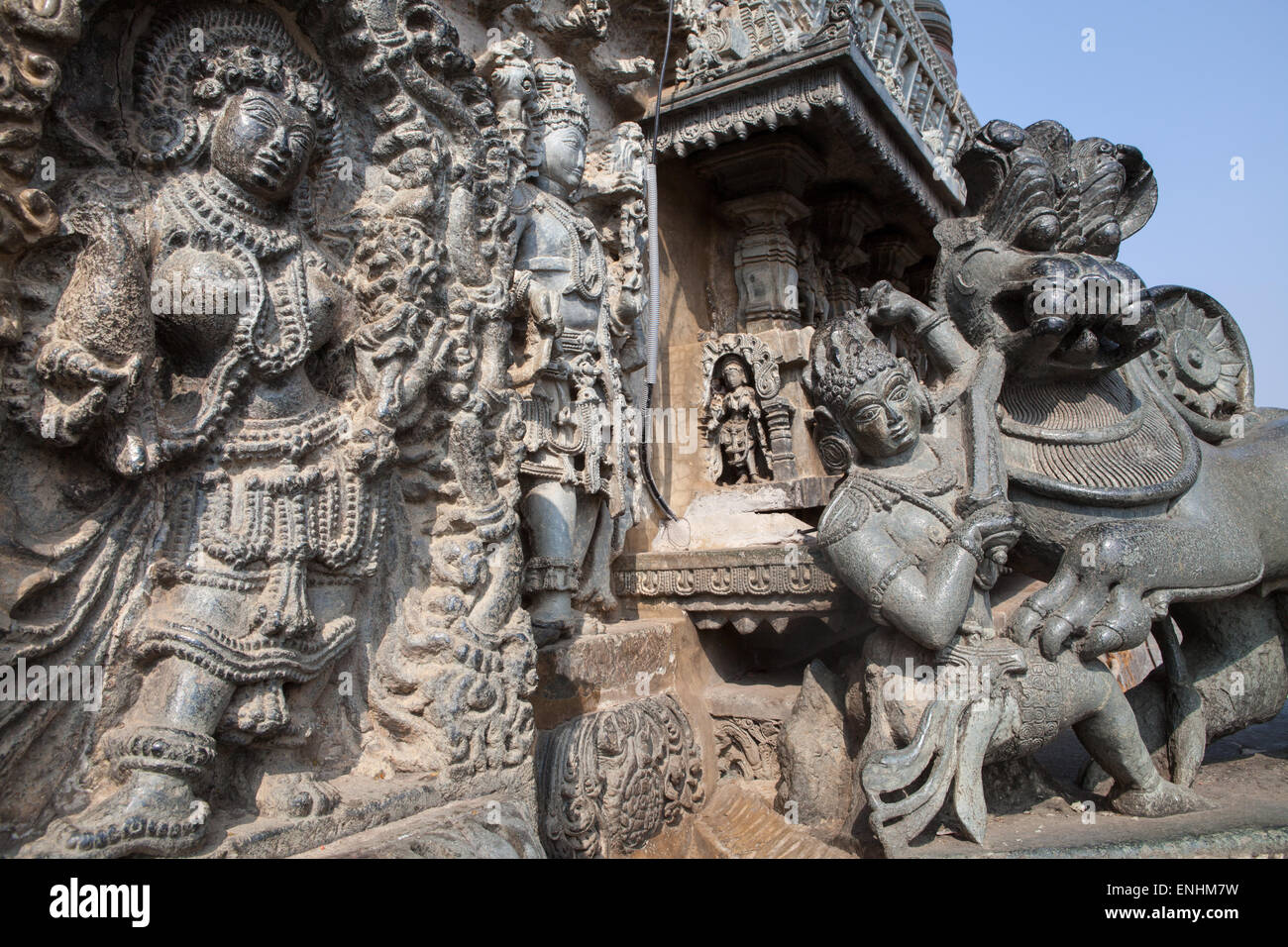 Esculturas y bajorrelieves en el templo Chennakesava en Belur Foto de stock