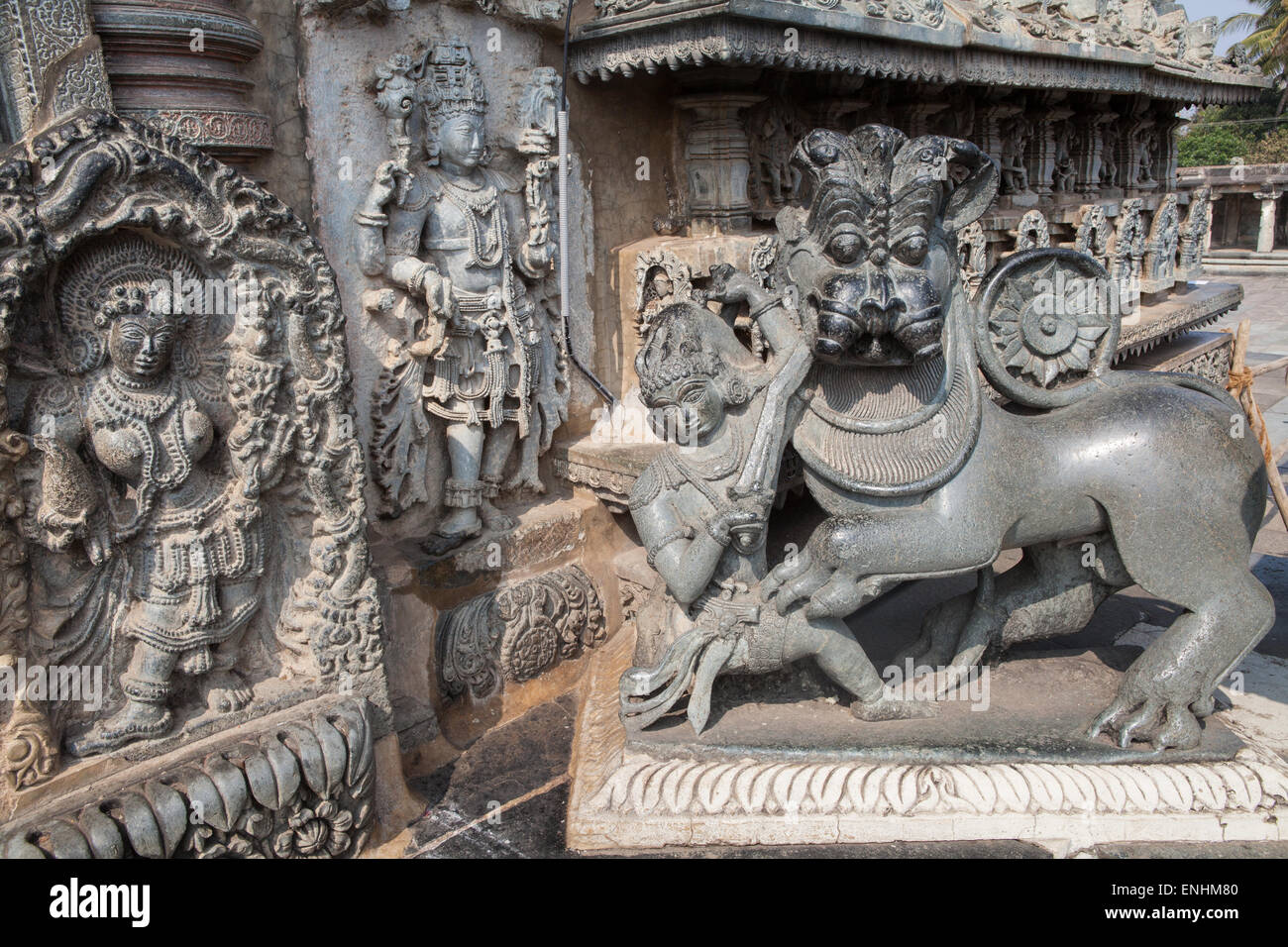 Esculturas y bajorrelieves en el templo Chennakesava en Belur Foto de stock