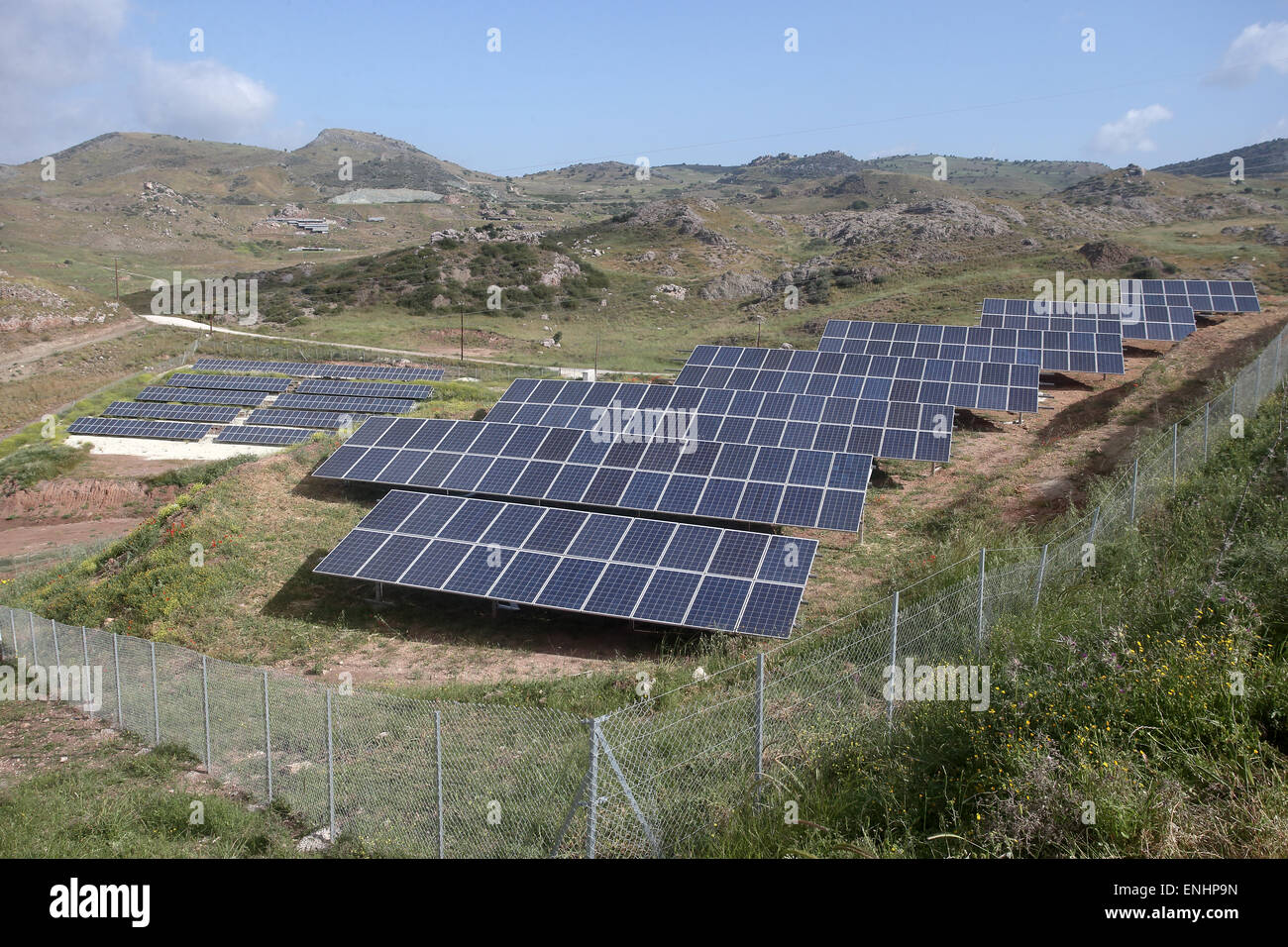 Paneles solares en un campo en Hillside, Chipre Foto de stock