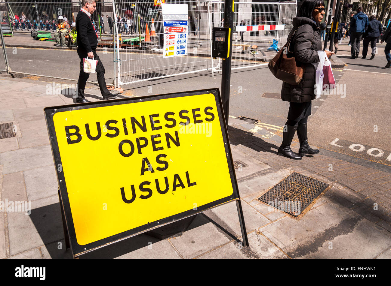 Firmar en Londres, las empresas abiertas como de costumbre, en obras viales en Holborn y Aldwych Foto de stock