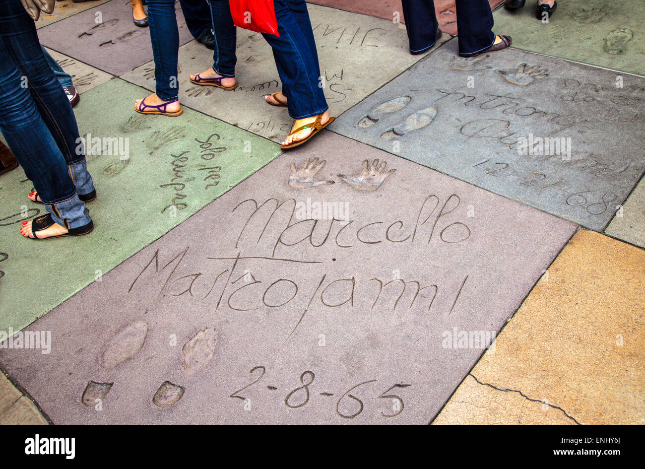 Ee.Uu., California, Los Ángeles, Hollywood, impresiones de manos y de pies de celebridades fuera del Grauman's Chinese Theater Foto de stock
