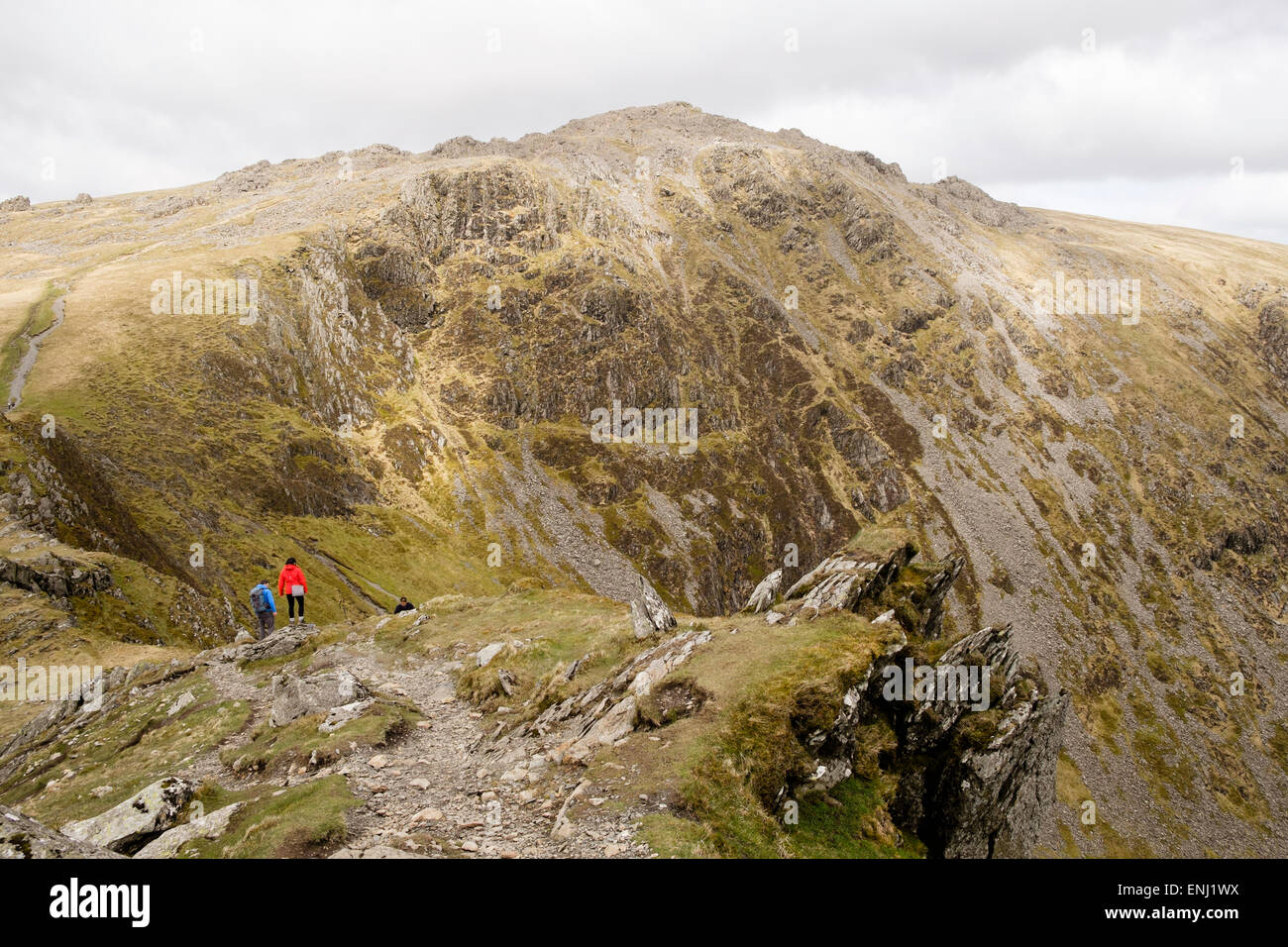 Excursionistas en la ruta Minffordd Penygadair (Penygader) Cumbre de Cadair Idris (CADER Idris) cordillera en el sur del Parque Nacional de Snowdonia. Gales UK Foto de stock