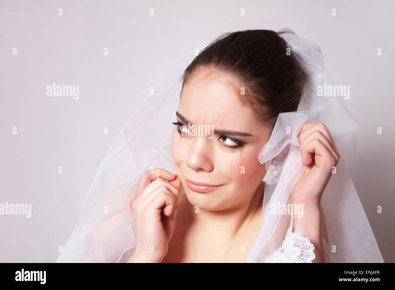 Retrato de una hermosa novia llorando, closeup Foto de stock