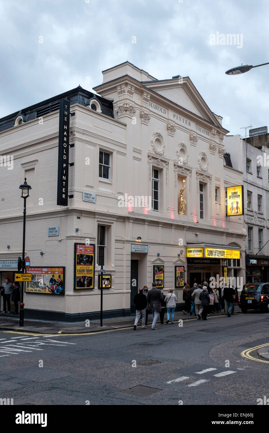 La gente queing para matinée,el Teatro de Harold Pinter,Panton Street, Londres Foto de stock
