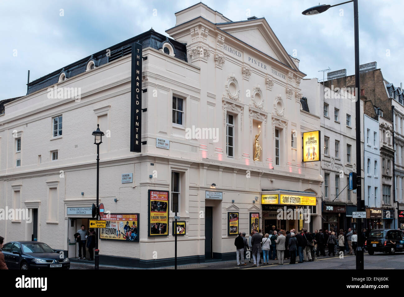 La gente haciendo cola para matinée rendimiento,el Teatro de Harold Pinter,Panton Street, Londres Foto de stock